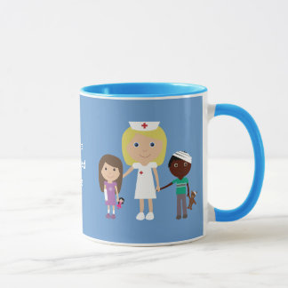 Taza linda de la enfermera del dibujo animado y