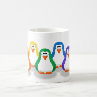 Taza linda de los pingüinos del arco iris