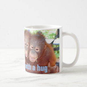 Taza linda del abrazo con los animales