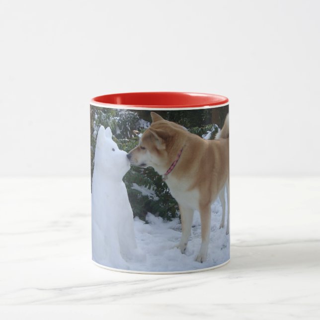 Taza lindo akita besando a un muñeco de nieve (Centro)