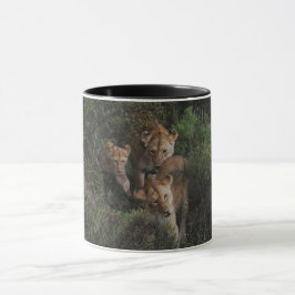 Taza Lionesa Y Cubo Viendo A Través Del Lavabo, Mug