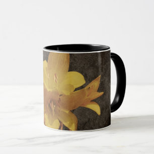 Taza Lirio amarillo asiático sobre lienzo viejo gruñido