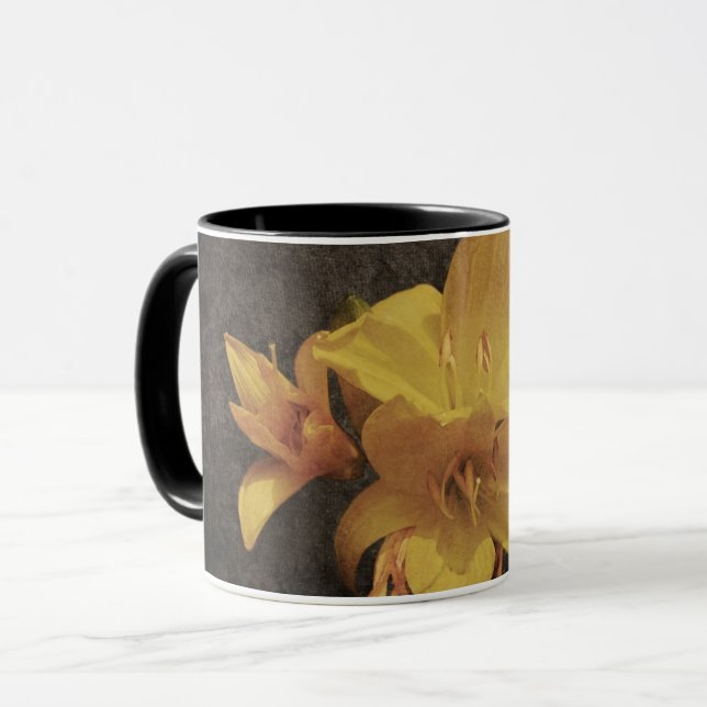 Taza Lirio asiático amarillo en el grupo de fondo de lo (Anverso izquierdo)