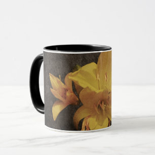 Taza Lirio asiático amarillo sobre fondo de lona vieja