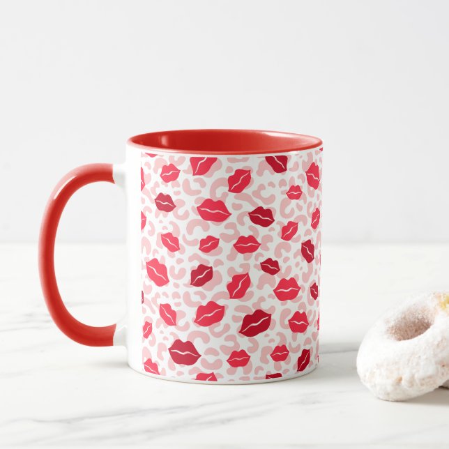 Taza Litros rojos y marrones sobre el patrón rosado (Con donut)