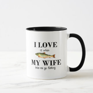 Taza ¡Lo amo cuando mi esposa me deja ir a pescar!