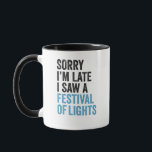 Taza Lo siento, llego tarde, vi un festival de luces di<br><div class="desc">divertido,  hanukkah,  chanukah,  regalo,  cumpleaños,  menorah,  judío,  judío,  vacaciones</div>