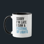 Taza Lo siento, llego tarde, vi un festival de luces di<br><div class="desc">divertido,  hanukkah,  chanukah,  regalo,  cumpleaños,  menorah,  judío,  judío,  vacaciones</div>