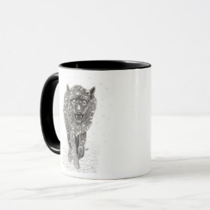 Taza Lobo negro enojado en la nieve, invierno salvaje