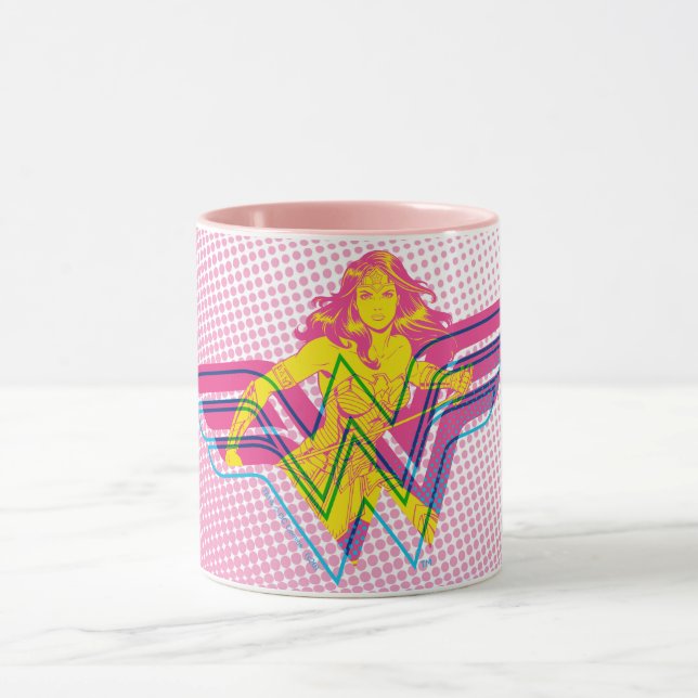 Taza Logo de arte cómico amarillo-rosado de una mujer m (Centro)