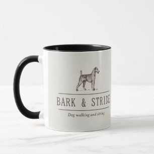 Taza Logotipo de negocio de paseo de perros sentado mar