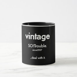 Taza logotipo vintage SO!Trouble y línea de etiqueta en