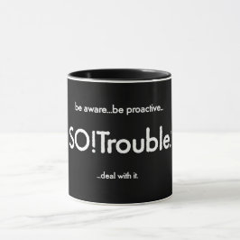 Taza logotipo y eslogan de SO!Trouble en negro