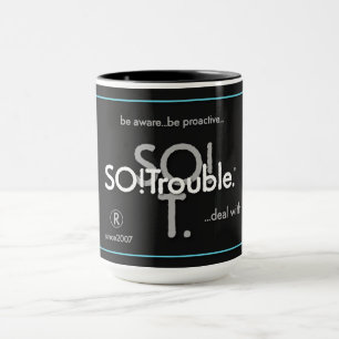 Taza ¡Logotipos y líneas de etiqueta de SO!Trouble
