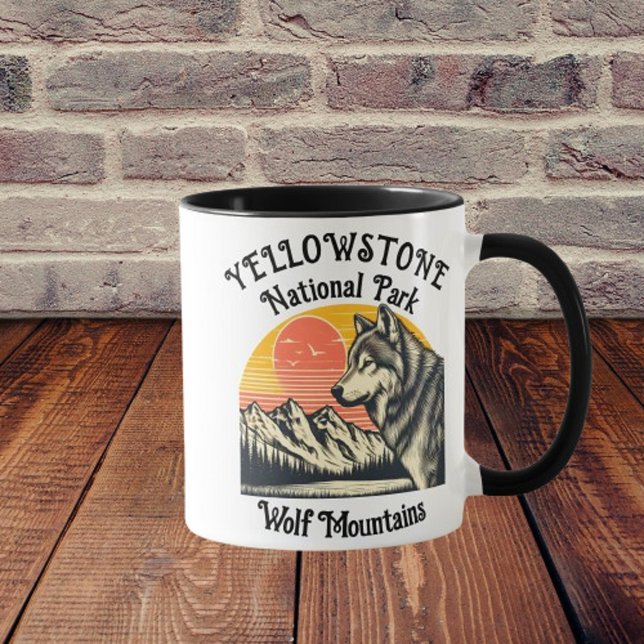 Taza Lone Wolf se para delante de la majestuosa montaña (Subido por el creador)