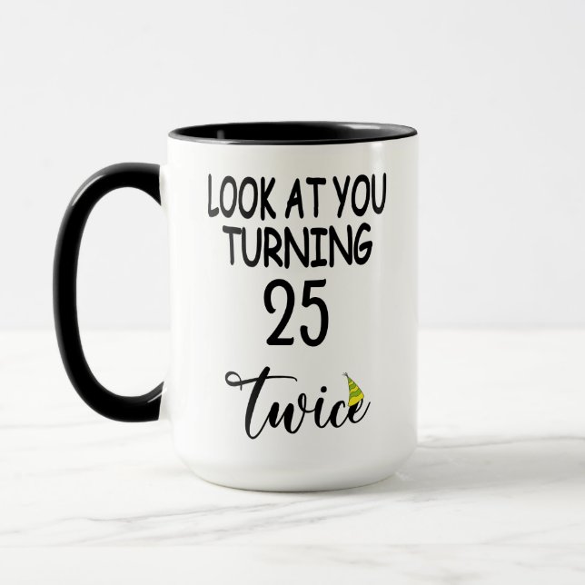 Taza "Look At You Turning 25 Twice" 50th Birthday Funny (Izquierda)