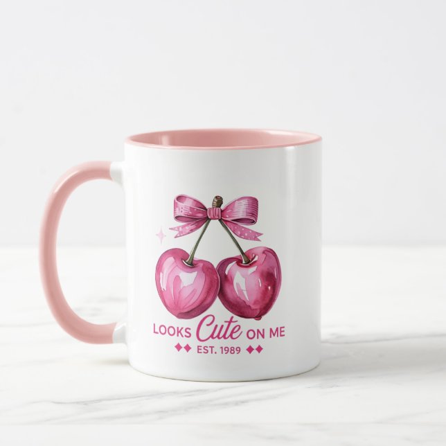Taza Looks Cute On Me" Cherry Mug – Pink Bow & Sparkle  (Izquierda)