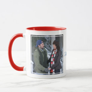 Taza Lorelai y Luke sosteniendo manos en la nieve
