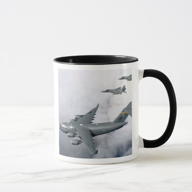 Taza Los águilas F-15B acompañan al primer C-17 de Hawa (Derecha)