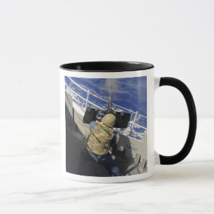 Taza Los artilleros acoplan encender una ametralladora