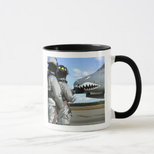 Taza Los bomberos despliegan una manguera de bomberos