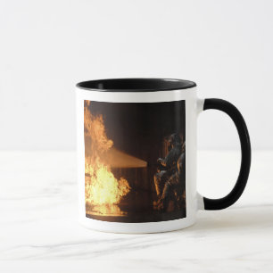 Taza Los bomberos extinguen un abeto simulado de la