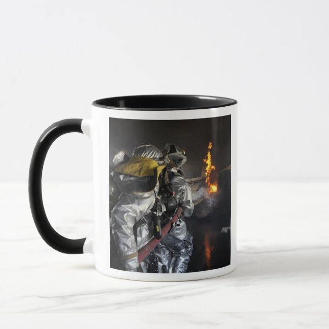 Taza Los bomberos extinguen un incendio en un entrenami (Izquierda)