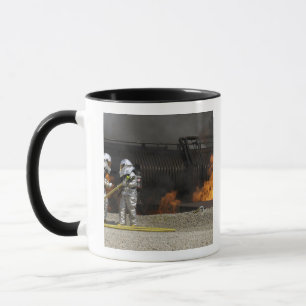 Taza Los bomberos neutralizan un fuego vivo