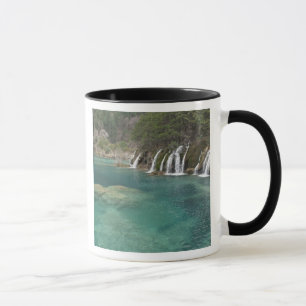Taza Los depósitos minerales hacen cascadas y agua turq