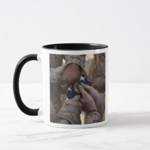 Taza Los infantes de marina doblan una bandera