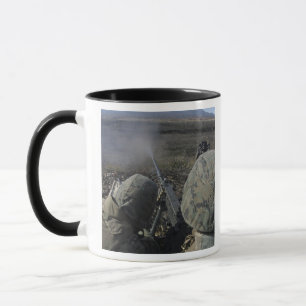 Taza Los infantes de marina encienden una ametralladora