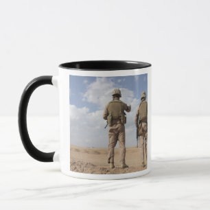 Taza Los infantes de marina exploran el horizonte para