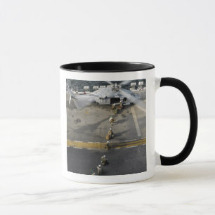 Taza Los infantes de marina se preparan para subir a un