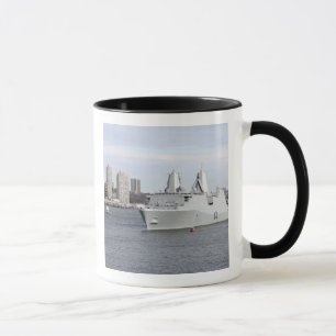 Taza Los infantes de marina y los marineros sirven los