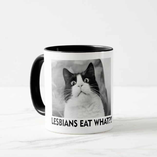 TAZA ¿¿¡¡LOS LESBIANOS COMEN QUÉ!?!?   (Anverso izquierdo)