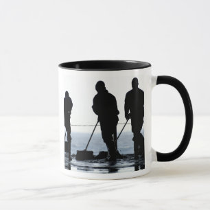 Taza Los marineros barren hacia fuera la bahía del