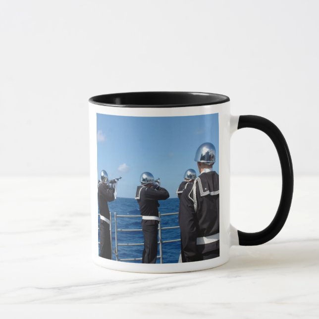 Taza Los marineros disparan un saludo con arma de fuego (Derecha)