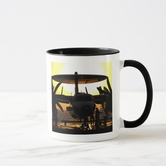 Taza Los marineros trabajan en un avión E-2C Hawkeye (Derecha)