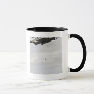 Taza Los pararescuemen de la fuerza aérea conducen un
