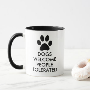 Taza Los perros dan la bienvenida a tipografía tolerad
