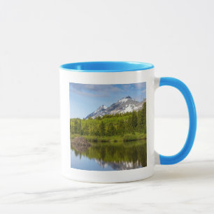 Taza Los Picos De Montaña Se Reflejan En Un Estanque D