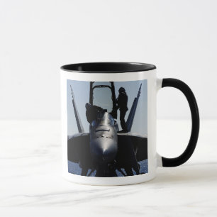 Taza Los pilotos realizan una inspección previa al vuel