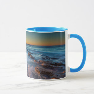 Taza Los rayos del sol iluminan el Océano Pacífico