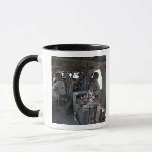 Taza los soldados miran para los peligros
