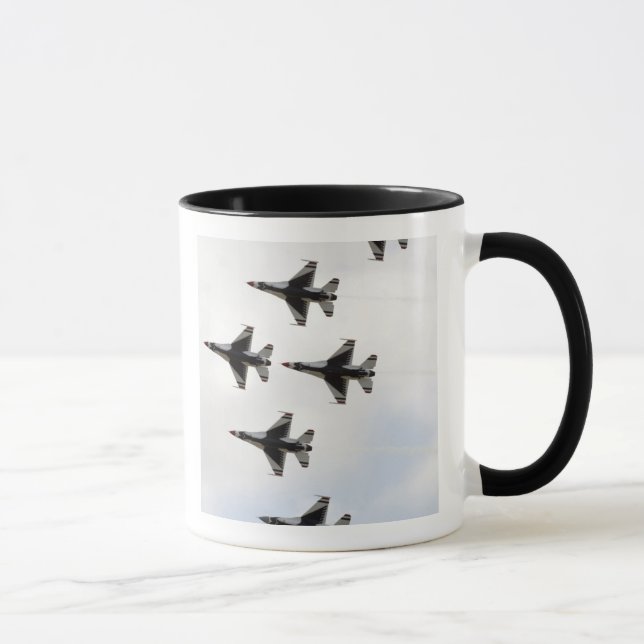 Taza Los Thunderbirds forman una formación Delta de 6 b (Derecha)