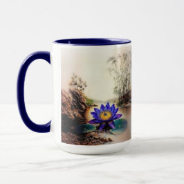 Taza Lotus azul que emerge de las aguas turbias (vietna