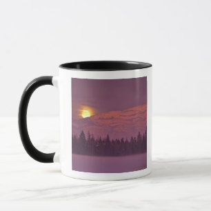 Taza Luna llena se eleva sobre la montaña Teakettle dur