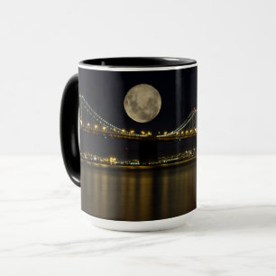 Taza Luna llena sobre el puente de la bahía