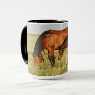 Taza Madre de caballo salvaje y potro pastando