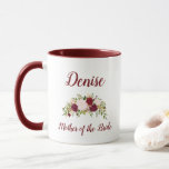 Taza Madre de la novia Marsala Boda Floral Rosa<br><div class="desc">Esta hermosa sala rústica y la taza de café con boda de ramo rosa se pueden personalizar con el nombre de la madre de la novia en elegantes letras de estilo marsala. En nuestra colección Boho Rustic Marsala y Pink Floral encontrará artículos bodas a juego.</div>
